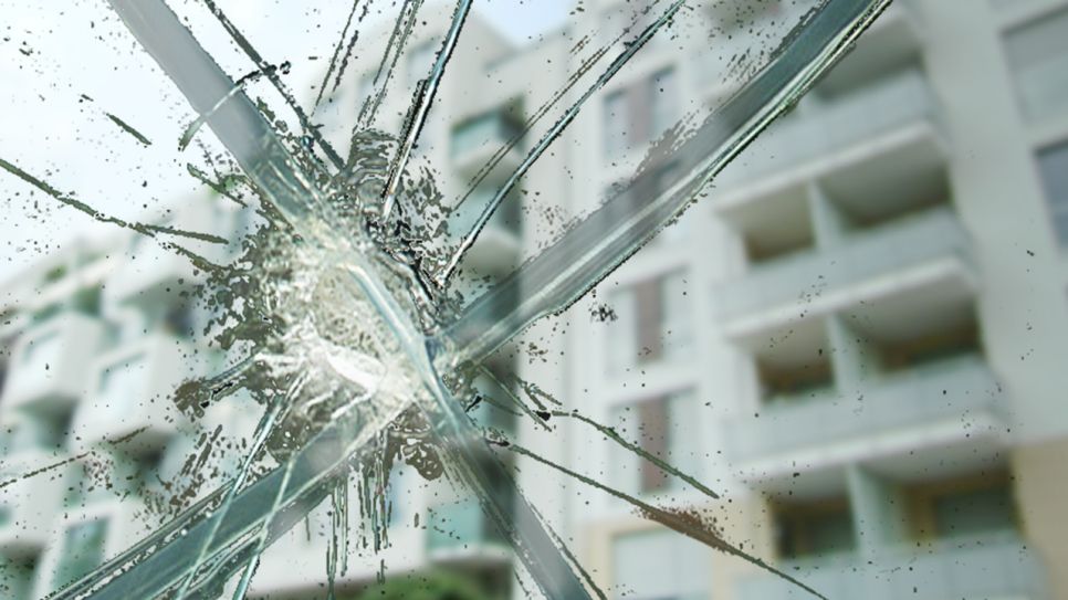 Zerstörtes Fenster, Bild: rbb